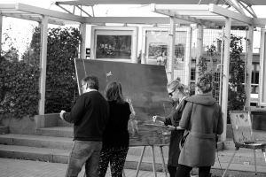 Akcja plenerowa w Małej Galerii Jazzowej w Iławie, wspólne malowanie obrazu przez uczestników pleneru