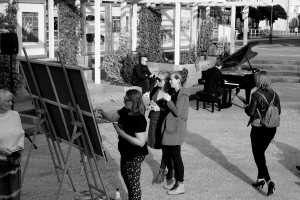 Akcja plenerowa w Małej Galerii Jazzowej w Iławie, wspólne malowanie obrazu przez uczestników pleneru i towarzyszący jej koncert pianistyczny